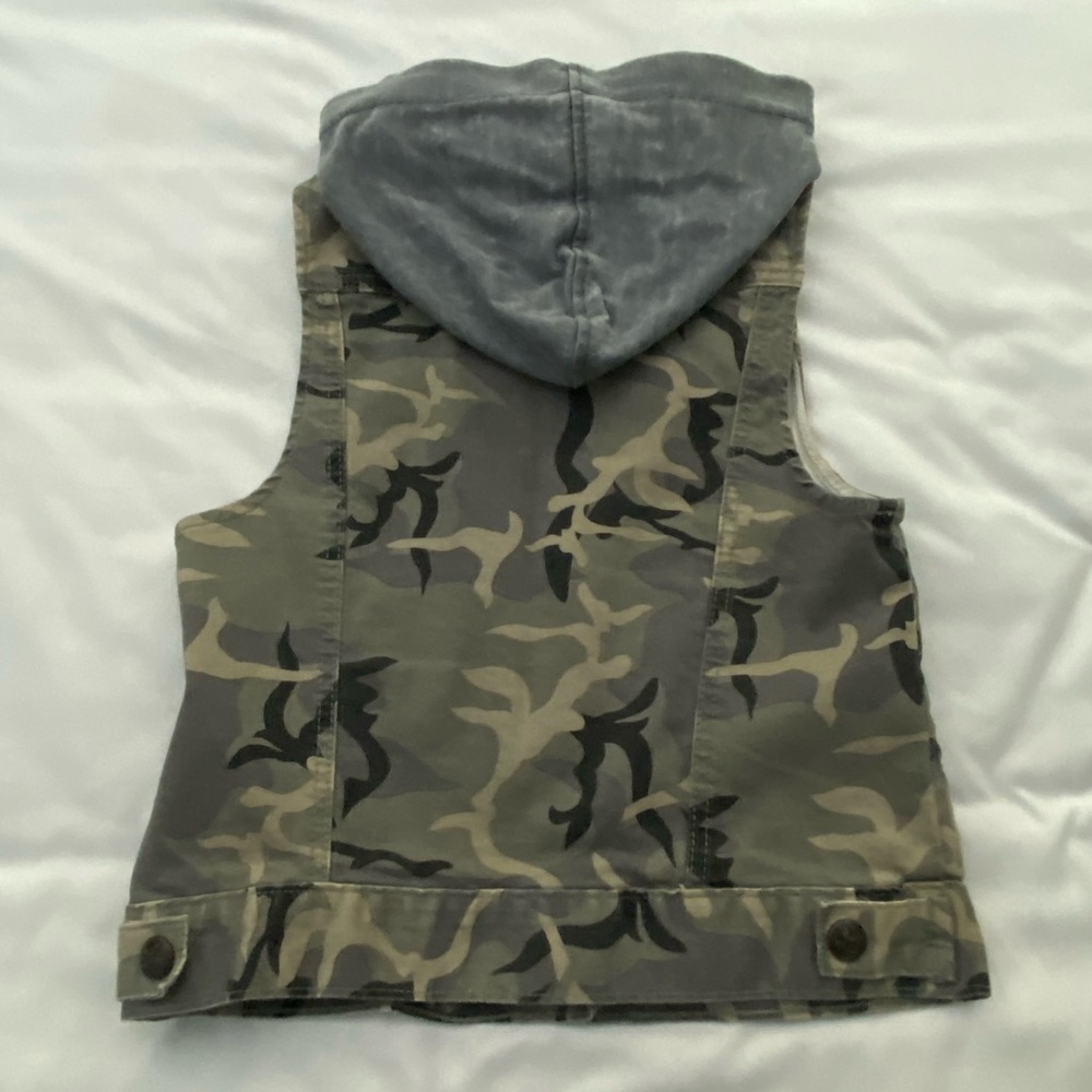 Women’s Camouflage pattern hooded vest. Attached grey hood. Size X-Small - Picture 7 of 7